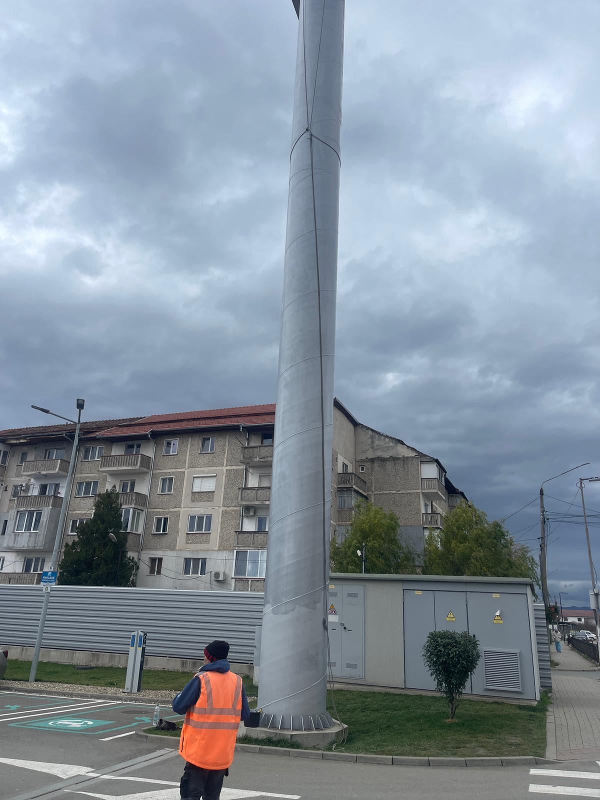 Montaj pilon publicitar Lidl Caransebes